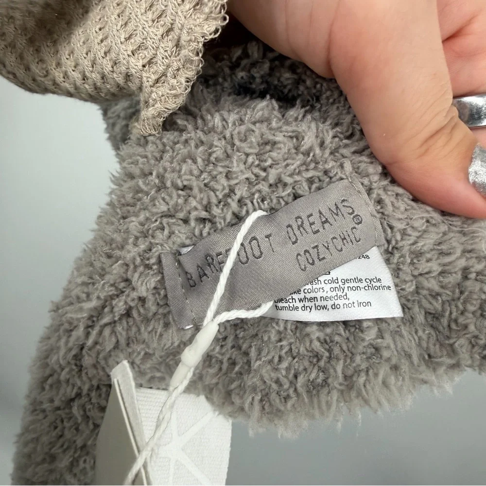 NWT Barefoot Dreams Gray Cozy Chic Scarf